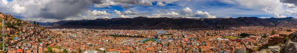 Fototapeta premium Panoramic view of Cusco cityscape with mountains.
