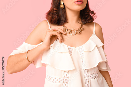 Fashionable woman with styl...