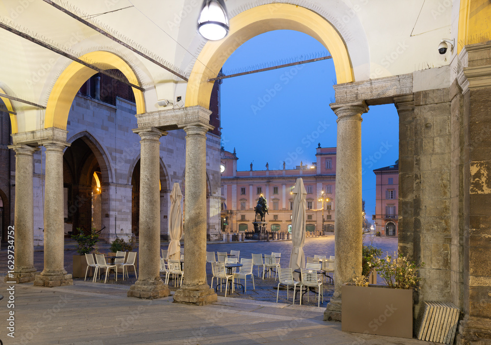 Obraz premium Piacenza - The square Piazza Cavalli at dusk