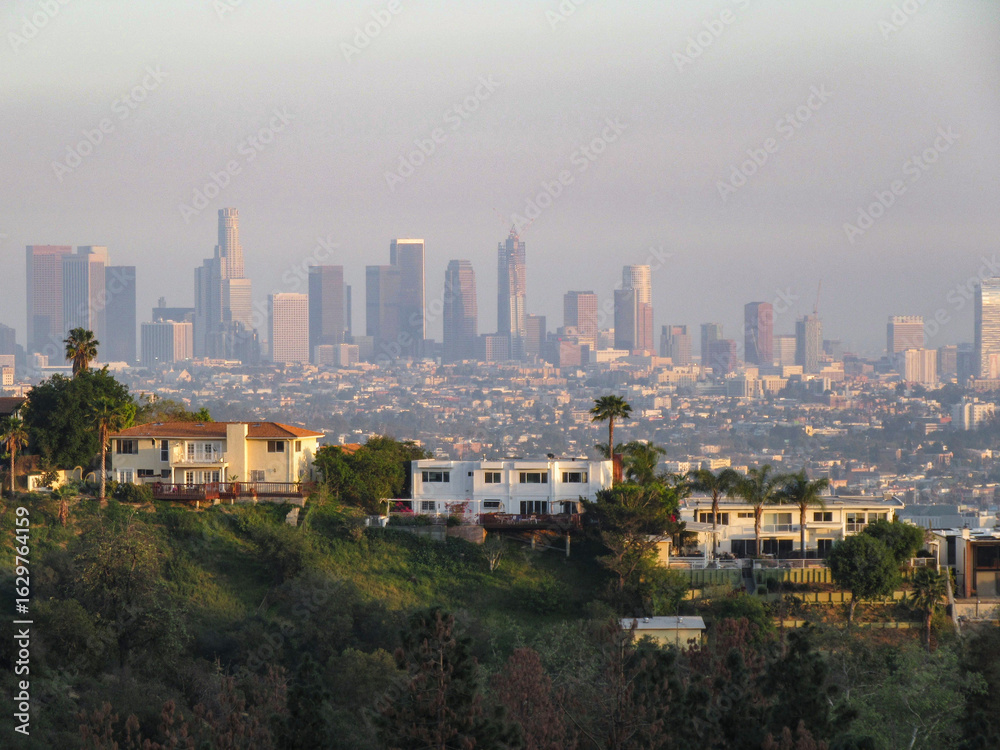 Obraz premium Los Angeles Skyline View from Hills with Residential Homes