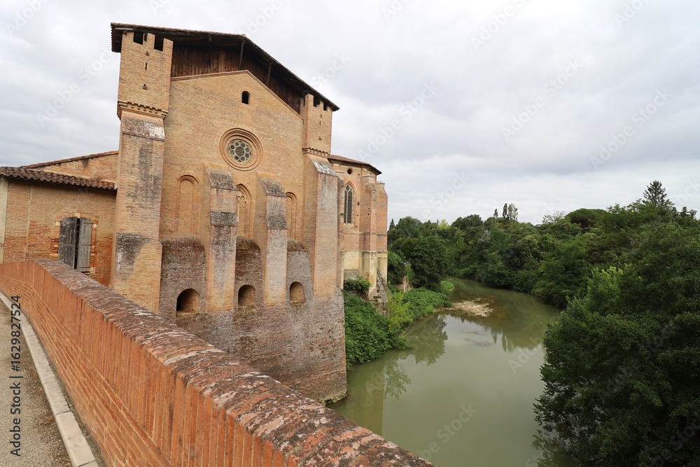 Fototapeta premium Rivière l'Arize, village de Rieux-Volvestre, département de la Haute Garonne, France
