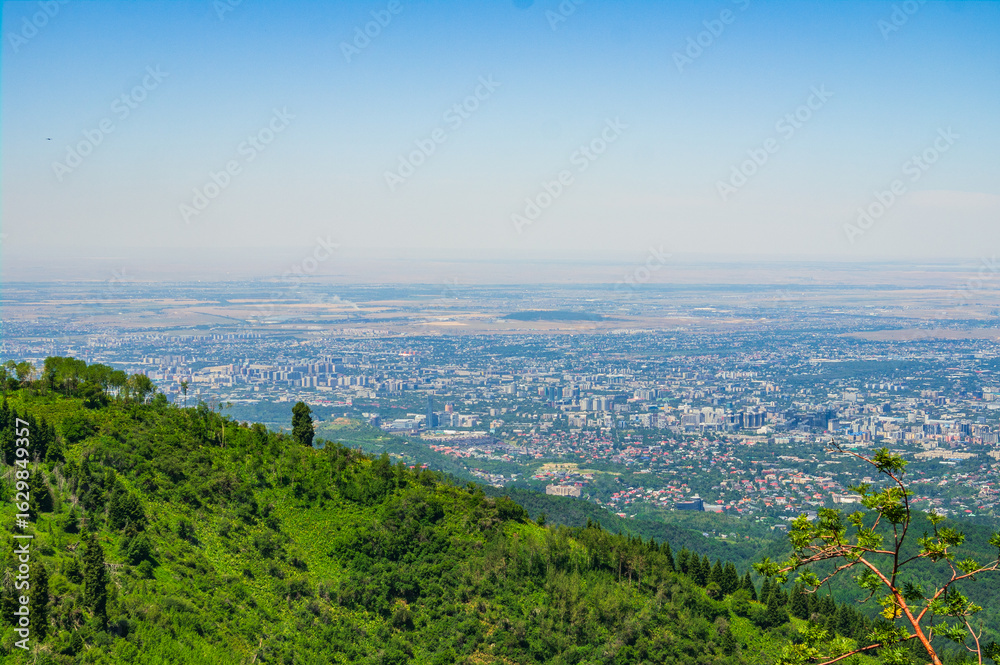 Obraz premium landscape overlooking the city of Almaty