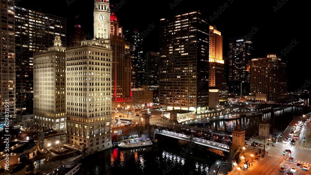Fototapeta premium Downtown Chicago In Chicago Illinois United States. Modern City Center With Skyscrapers Reflecting The Urban Life. Night Elevated Road Downtown Cityscape. Night Downtown Panoramic. Chicago Illinois.