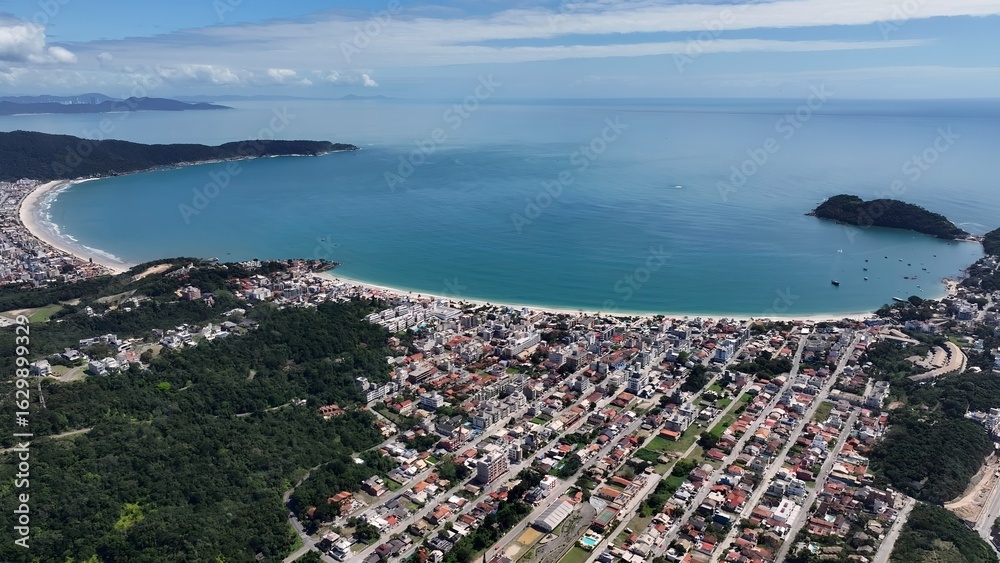 Fototapeta premium Bombinhas Skyline In Bombinhas Santa Catarina Brazil. Turquoise Ocean Waves Gently Crashing On Tropical Beach. Paradise Skyline Grateful Vibrant. Paradise Sea. Bombinhas Santa Catarina.