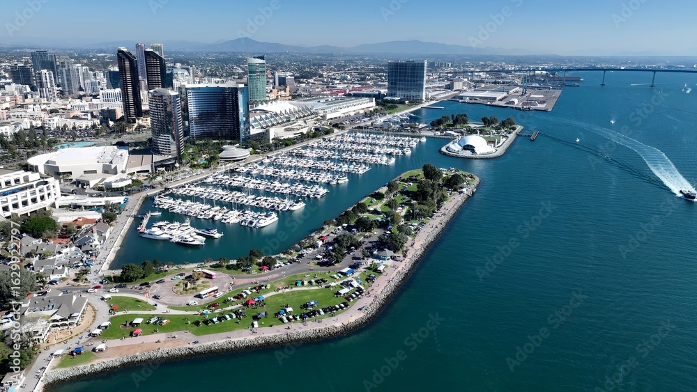 Obraz premium Tuna Harbor In San Diego California United States. Aerial View Of A High-Rise Buildings And Traffic Showcasing Urban Life. Business Sky Background Downtown Cityscape. Backgrounds Panorama.