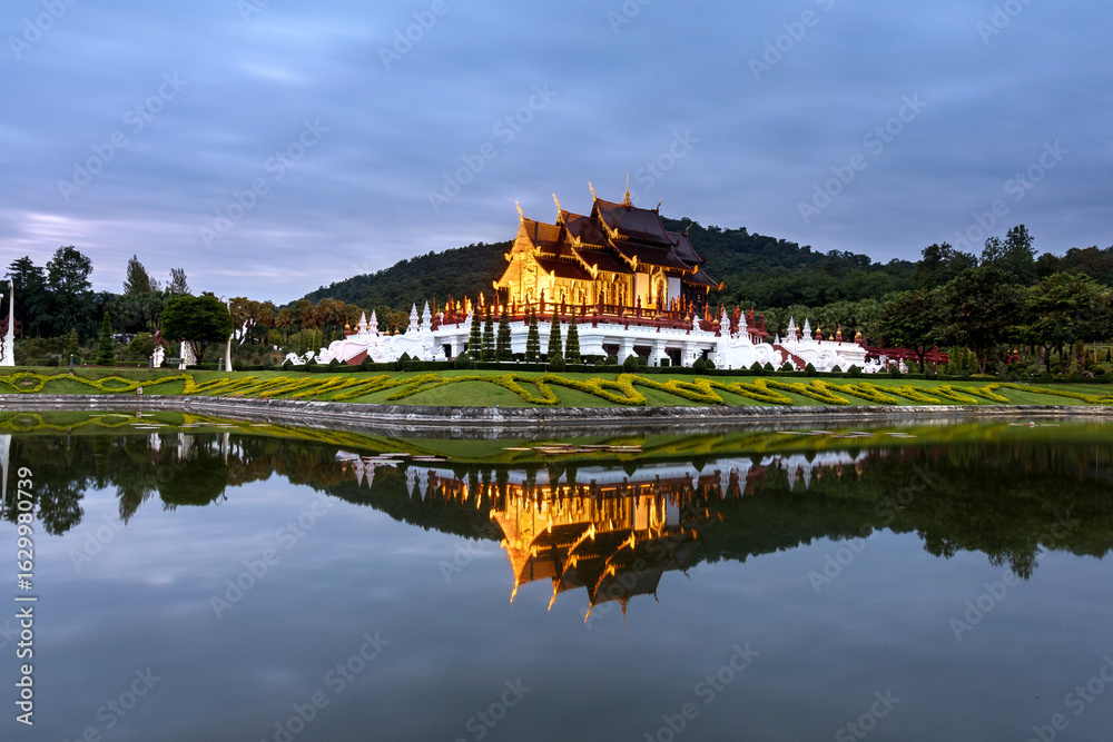 Obraz premium The Royal Pavilion reflected perfectly in the tranquil pond, showcasing its intricate architecture mirrored on the calm water surface