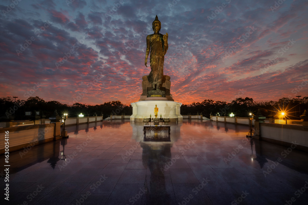 Obraz premium Buddhism Ceremony, Candlelight light trails of people walking around the church in Magha Puja Day, Important day in buddha religion at Phutthamonthon park, Nakhon Pathom.