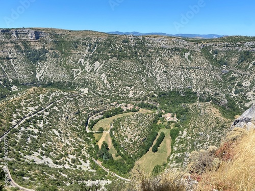Φωτογραφία Breathtaking navacelles cirque in southern france under summer sun