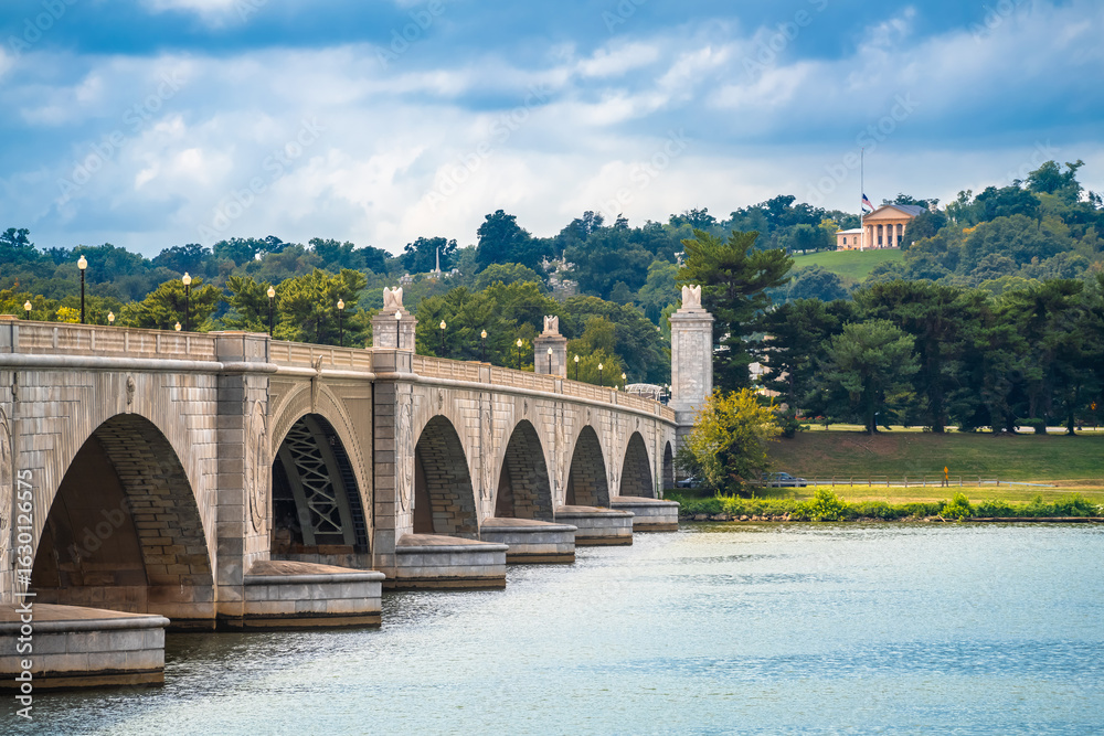 Fototapeta premium Arlington Memorial Bridge and Arlington National Cemetery in Washington DC view