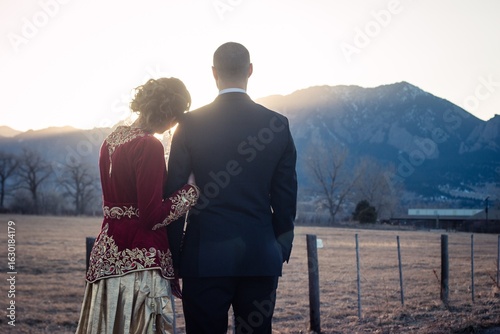 Εκτύπωση καμβά Couple Standing in front of Mountains