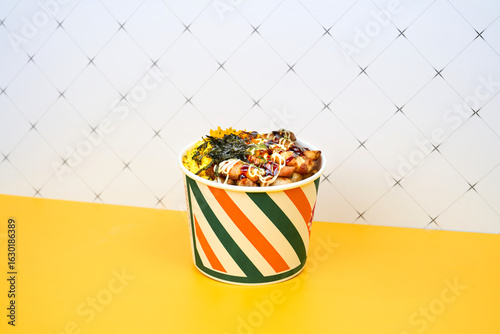 간장찜닭 덮밥을 일회용 컵에 담은 컵밥의 모습