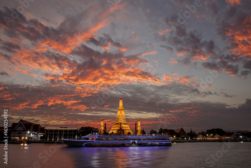 Photography Chao Phraya River Cruise Boat with Temple of the Dawn, Wat Arun, at Sunset in Ba