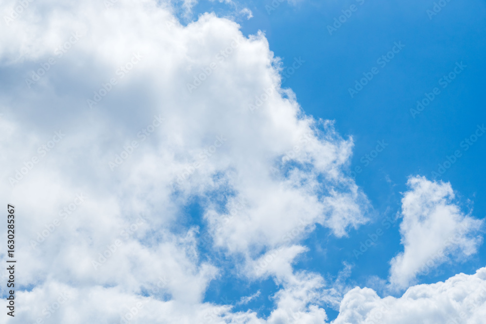 Obraz premium 夏の空 澄んだ青空と雲351