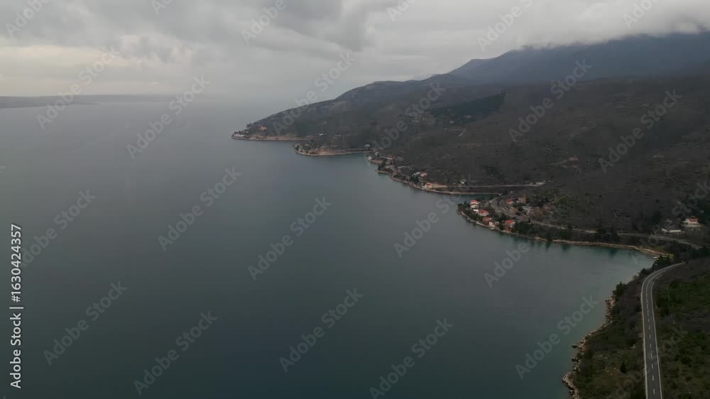El dron sigue una carretera junto al mar en la costa croata, que se pierde entre curvas pronunciadas del paisaje.