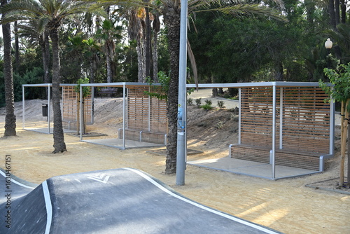 ławka w parku z zacienieniem nowoczesna konstrukcja drewniana 