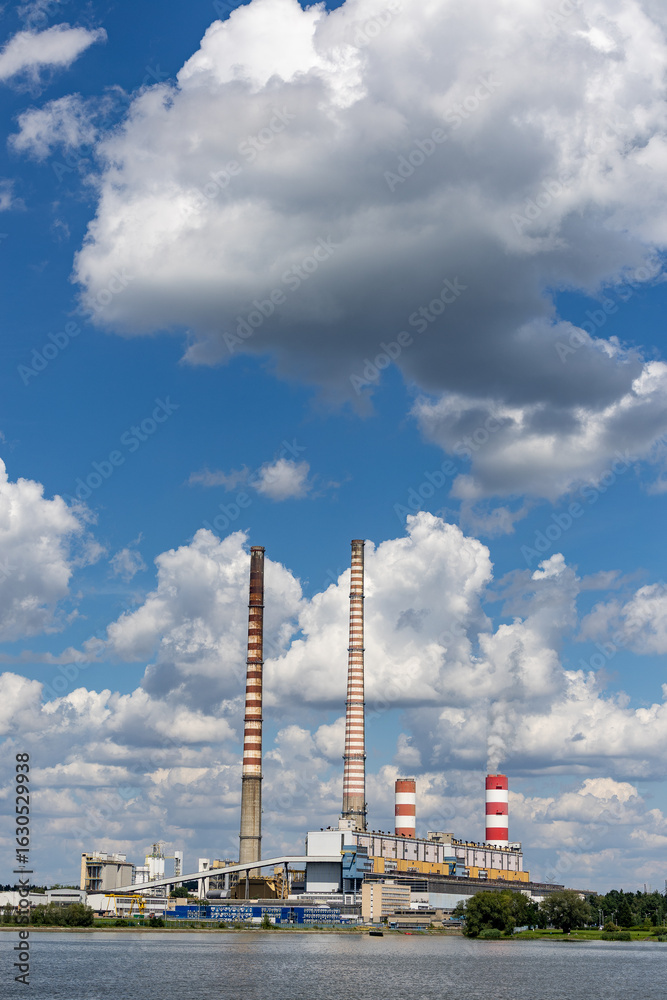 Fototapeta premium Elektrownia na wodą z wielkimi kominami.