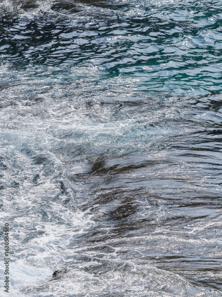 Fototapeta premium Waves passing over rocks in the sea