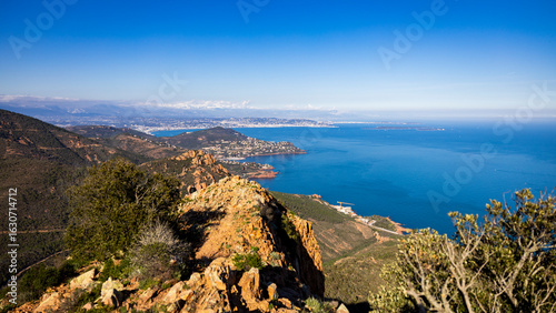 фотографія shrubland klippe bay mountainous landforms le dramont