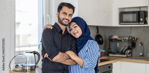 Tableau sur toile Portrait of a happy Muslim couple standing in the kitchen