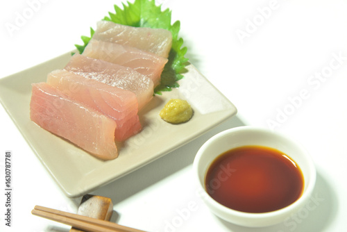 皿に盛りつけたビンチョウマグロの刺身
