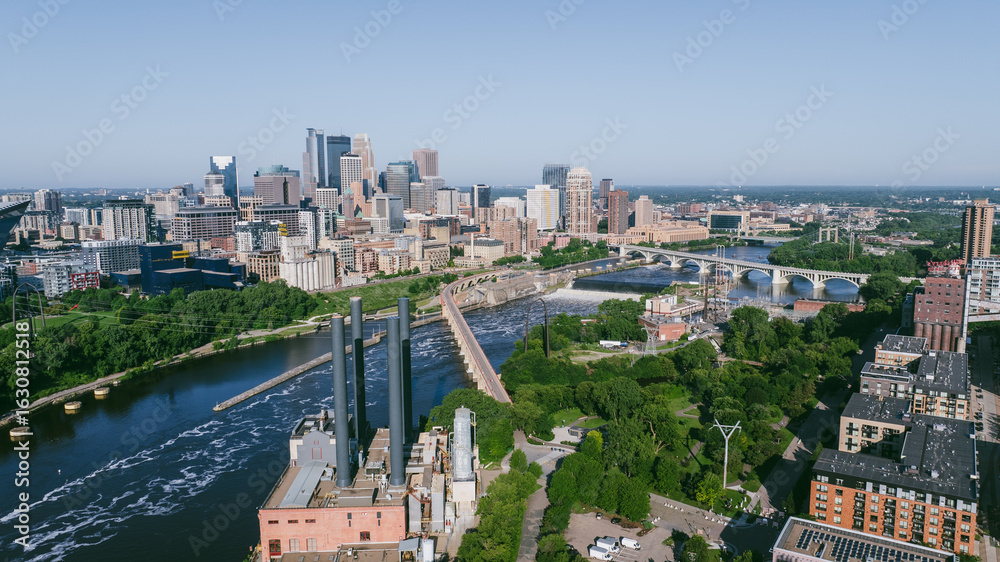 Obraz premium Aerial of downtown Minneapolis on the Mississippi River