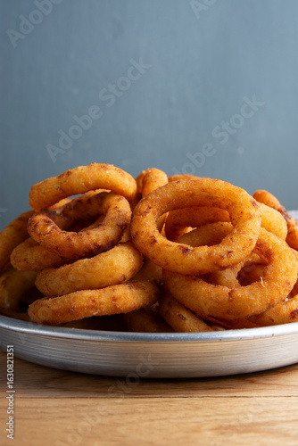 porcion de aros de cebolla rebozados y fritos