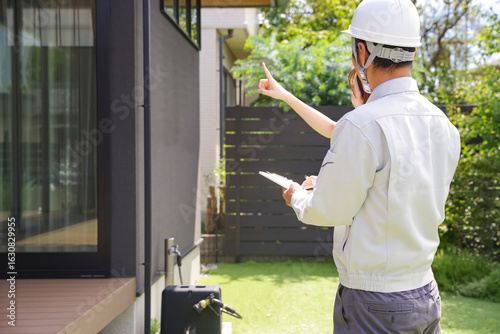 住宅の打ち合わせをする建築業者と女性