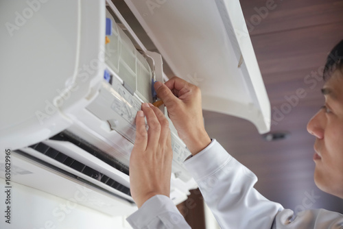 Wallpaper Mural エアコンを点検する男性作業員の手元 Torontodigital.ca