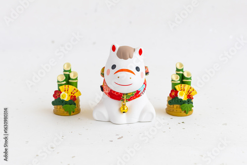 2026年午年の可愛い年賀状素材　日本のお正月　白背景