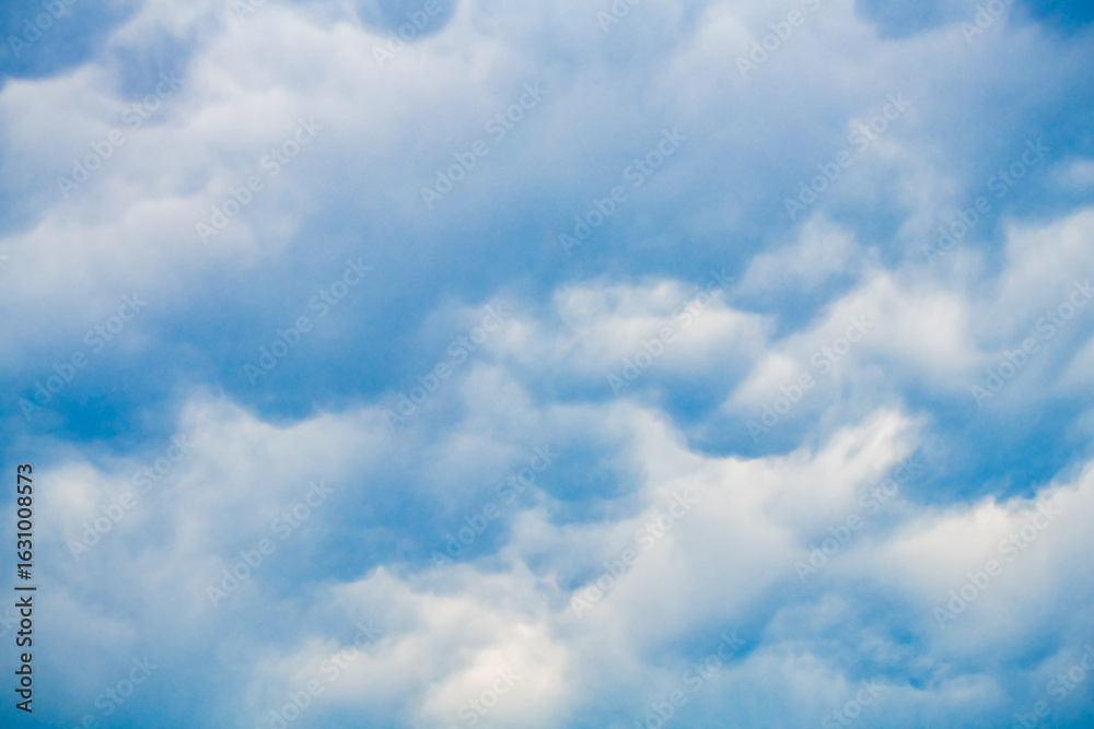 Fototapeta premium Cloud patterns in the cloud covered sky