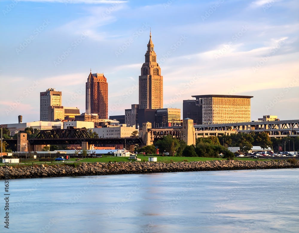 Fototapeta premium City skyline at golden hour (2)