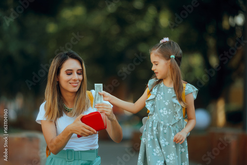 Fotografia Mom Gives her Daughter Pocket Money for School