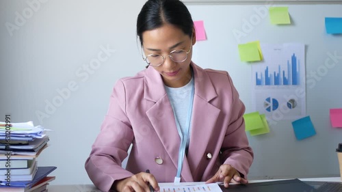 The female boss was angry at her subordinates' work performance, which was not up to expectations and made mistakes. She ordered them to go back and fix it.