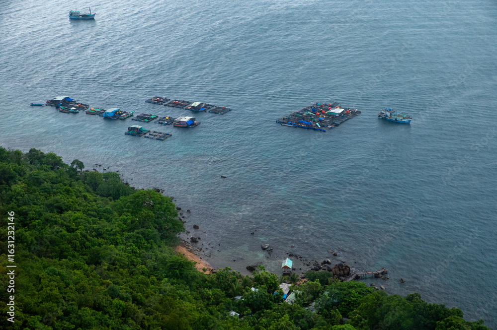 Obraz premium Aerial view of Phu Quoc's Hon Thom fishing port and coastline, captured from the scenic cable car route over turquoise waters
