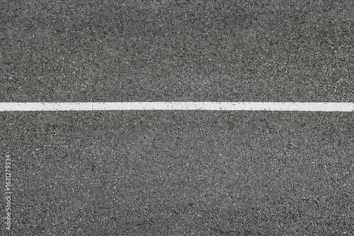 Ligne blanche sur asphalte 