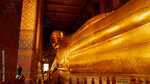 Fotografie reclining golden buddha in wat pho bangkok thailand