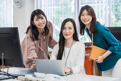 オフィスで仕事をする社員。
