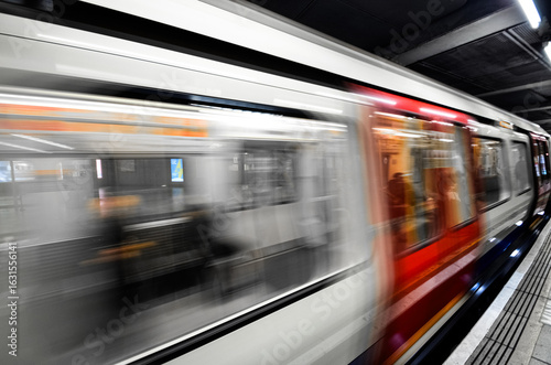 U-Bahn an der Haltestelle