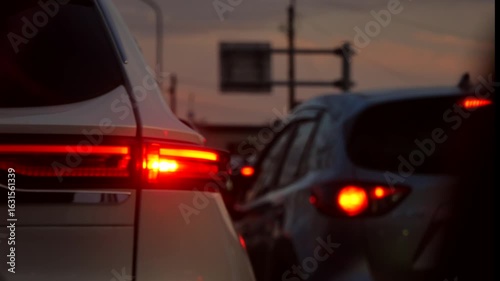 車のテールランプに接近してゆっくり止まる　夕暮れ時の渋滞イメージ　