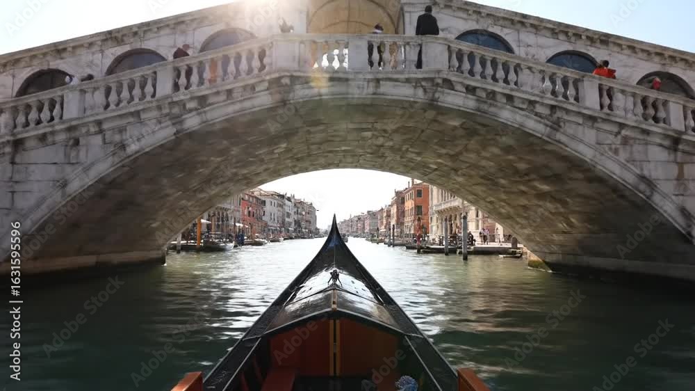 Passage sous le pont Rialto en bateau