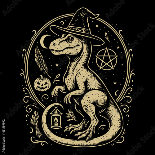Mystischer Dino mit Hexenhut. Detaillierte Illustration: Dinosaurier mit Hexenhut in einem mystischen Rahmen aus Pentagramm, Kürbis und Mond - perfektes Halloween-Design für Fantasy- und Hexenfans.