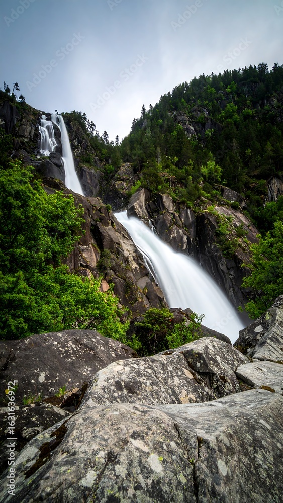 Fototapeta premium Majestic waterfall cascading down rocky cliffs (1)
