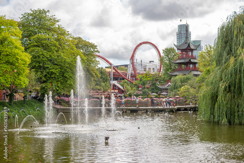 Cuadro en lienzo Les jardins de Tivoli et le parc d'attractions dans la ville de Copenhague au Da