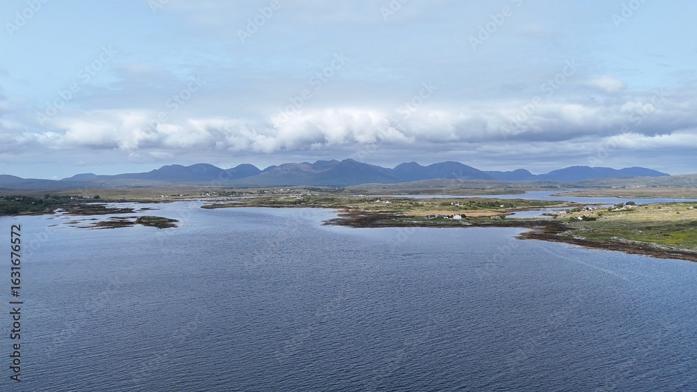 Obraz premium survol du connemara et du port de Roundstone en Irlande