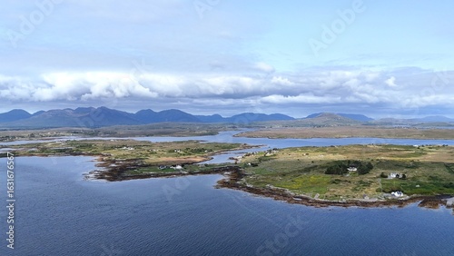 Quadro su tela survol du connemara et du port de Roundstone en Irlande