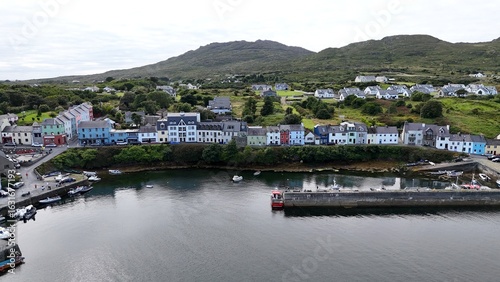 Wallpaper Mural survol du connemara et du port de Roundstone en Irlande Torontodigital.ca