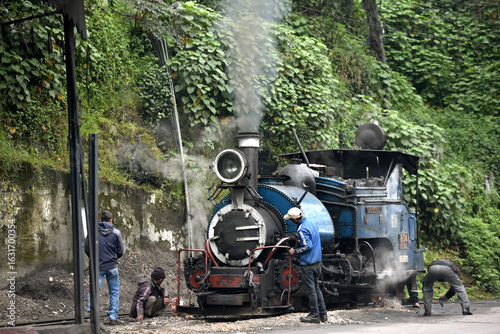 Tableau sur toile Darjeeling Toy Train also known as Darjeeling Himalayan Railway, an UNESCO World Heritage Site