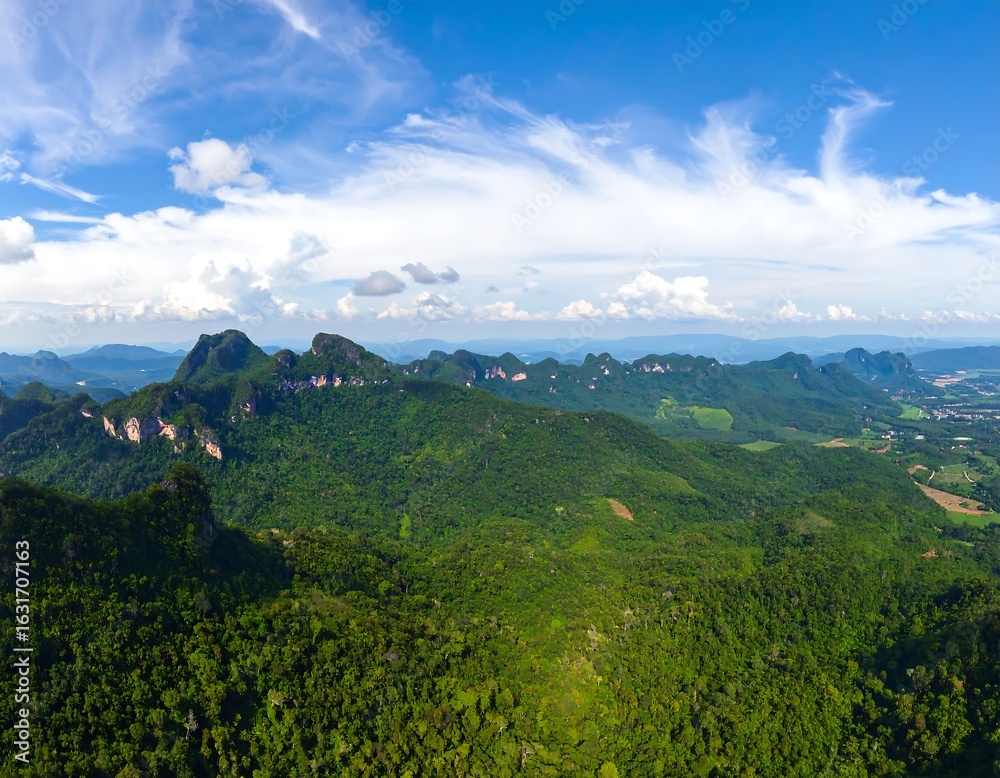 Obraz premium Lush mountain range panorama