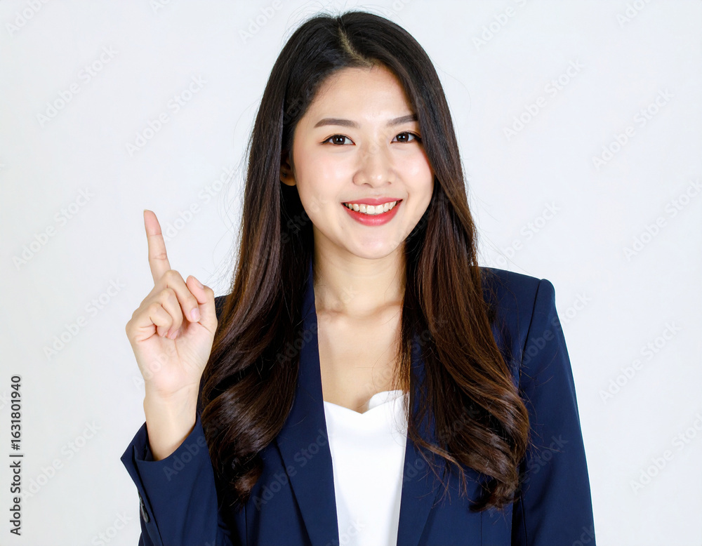 人差し指を立てるポーズする若い女性/
A young woman posing with her index finger up 人差し指を立てるポーズする若い女性/
A young woman posing with her index finger up
