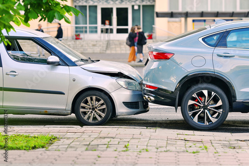 Canvastavla Rear end collision between two cars on urban street with visible damage to bumper and hood, traffic accident